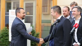 Poc podepsal smlouvu s voličem: Desatero poslance ČSSD v Evropském parlamentu (23. 4. 2019)