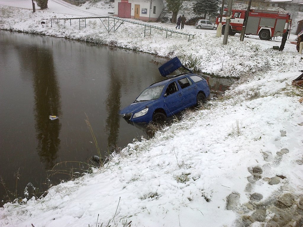 Těmhle zima zavařila - Kluzká vozovka se vymstila řidiči u Benešova. Vletěl do rybníka. Pasažéry zachránili hasiči.