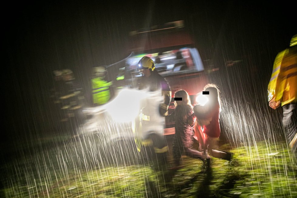 Řádění bouřek: Hasiči evakuovali dva dětské tábory v Královéhradeckém kraji