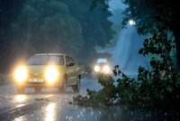 Bouře a krupobití lámaly stromy, utržená dálnice zkomplikovala dopravu