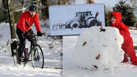 Britové si ani chvilku neodpočinou, po bouři Ciara začalo sněžit. Na zemi se žene další orkán.