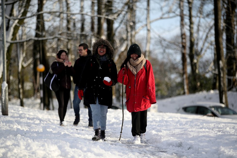 Britové si chvilku neodpočinou, po bouři Ciara začalo sněžit. Na zemi se žene další orkán.