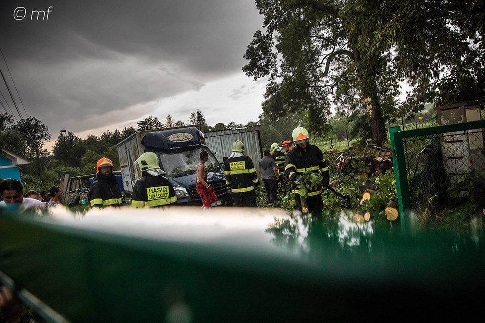 Spadlé stromy, výpadek elektřiny, stojící vlaky: Českem se přehnala bouře.