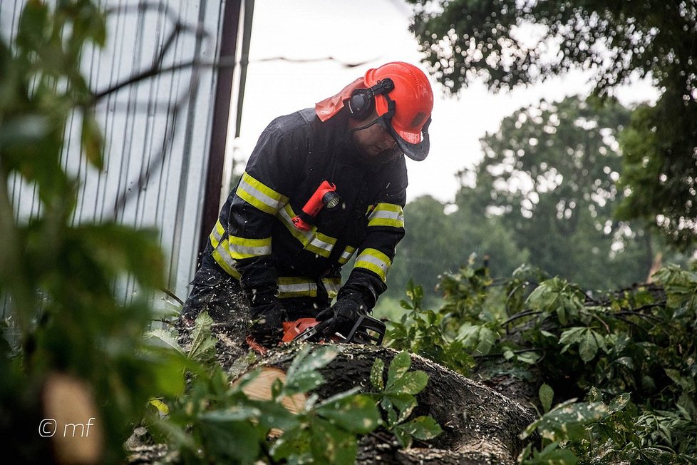 Spadlé stromy, výpadek elektřiny, stojící vlaky: Takhle se Českem přehnala bouře na konci června.