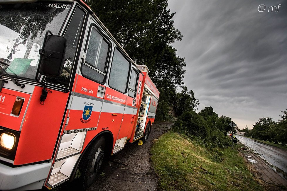 Meteorologové ve čtvrtek večer varovali před bouřkami s extrémním stupněm nebezpečí na Bruntálsku. Zde museli hasiči kvůli bouřkám vyjet až šestkrát.