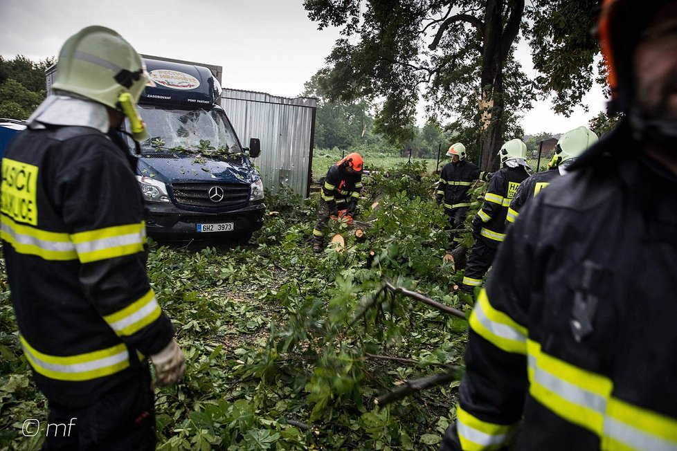 Spadlé stromy, výpadek elektřiny, stojící vlaky: Českem se přehnala bouře