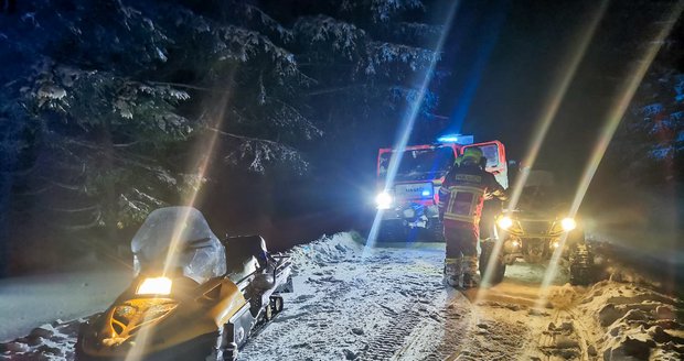 Hasiči, doborovlní hasiči, policisté i členové Horské služby pátrali po turistce, která si v největší vánici vyšla na výlet k Anenskému vrchu na Bruntálsku.