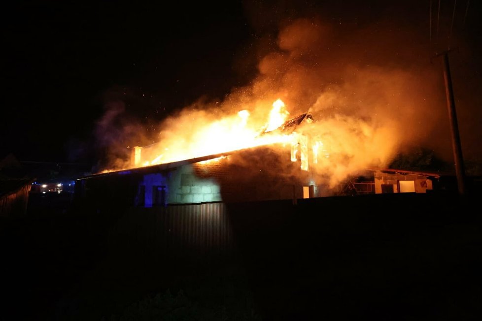 Po úderu Blesku ve Štenberku hořela střecha dílny u rodinného domu. (16.8.2023)