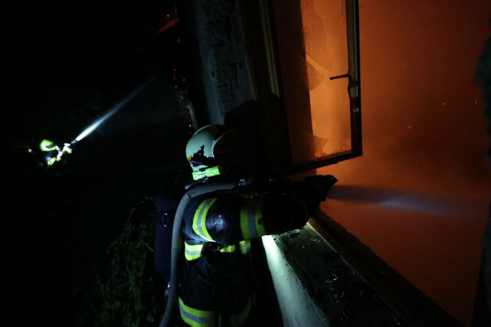Po úderu Blesku ve Štenberku hořela střecha dílny u rodinného domu. (16.8.2023)