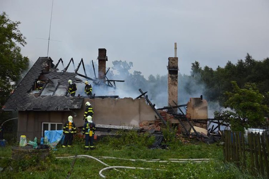 V Hodoníně na Chrudimsku uhodil v noci blesk do rodinného domu se stodolou a přístavky a zapálil jej. Na místě zasahovalo sedm jednotek hasičů.