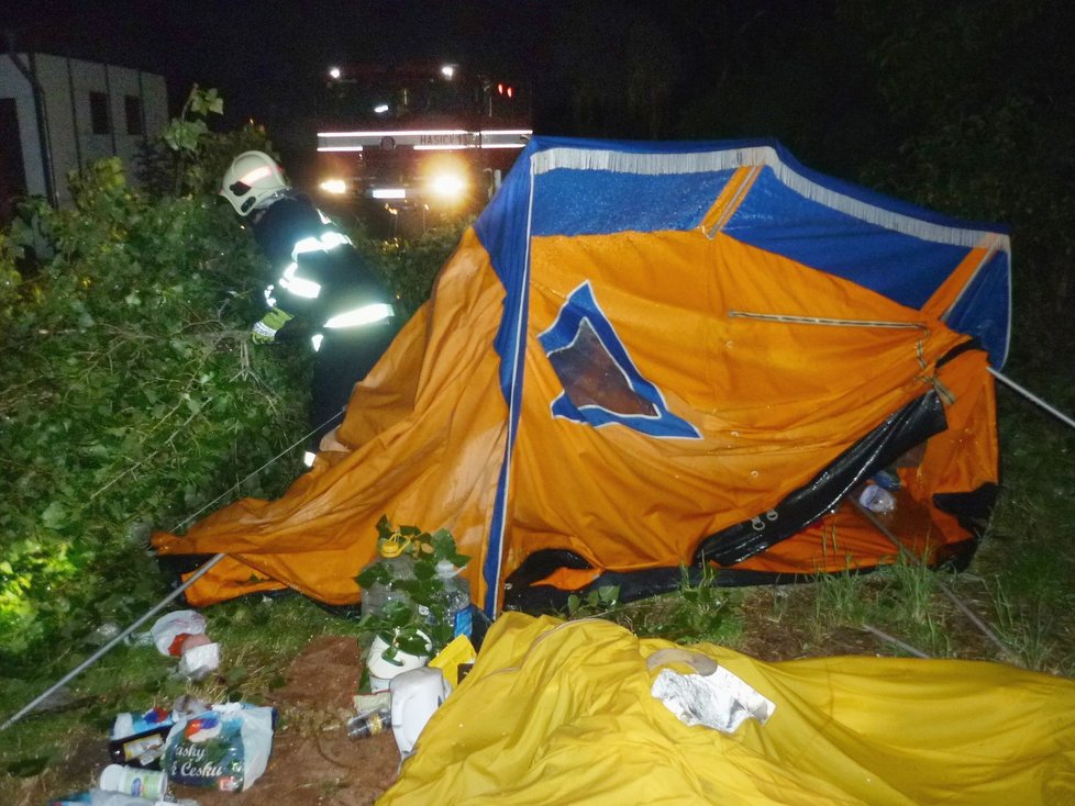 Hasiči v Ústeckém kraji vyjížděli v noci hlavně k popadaným stromům. V kempu v Píšťanech na Litoměřicku spadl strom na stan. Nikdo nebyl zraněn.