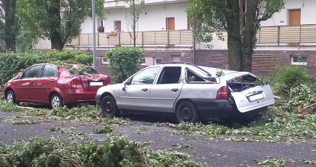 Vichřice v Oseku: Bouře lámala stromy a ničila auta.