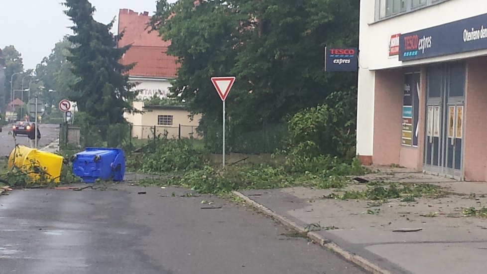 Vichřice v Oseku: Bouře lámala stromy a ničila auta.