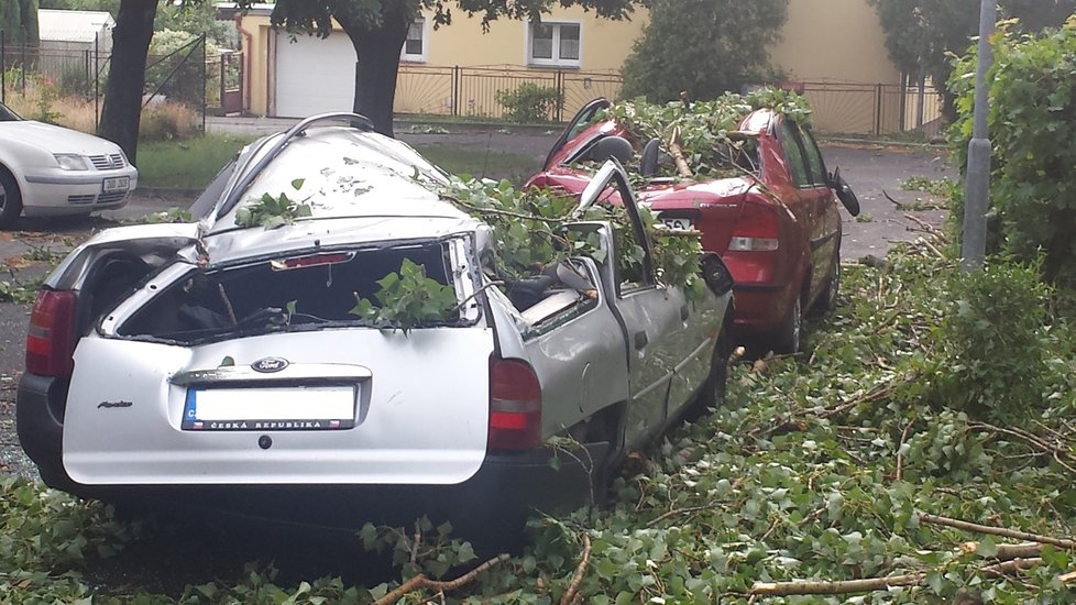 Vichřice v Oseku: Bouře lámala stromy a ničila auta.