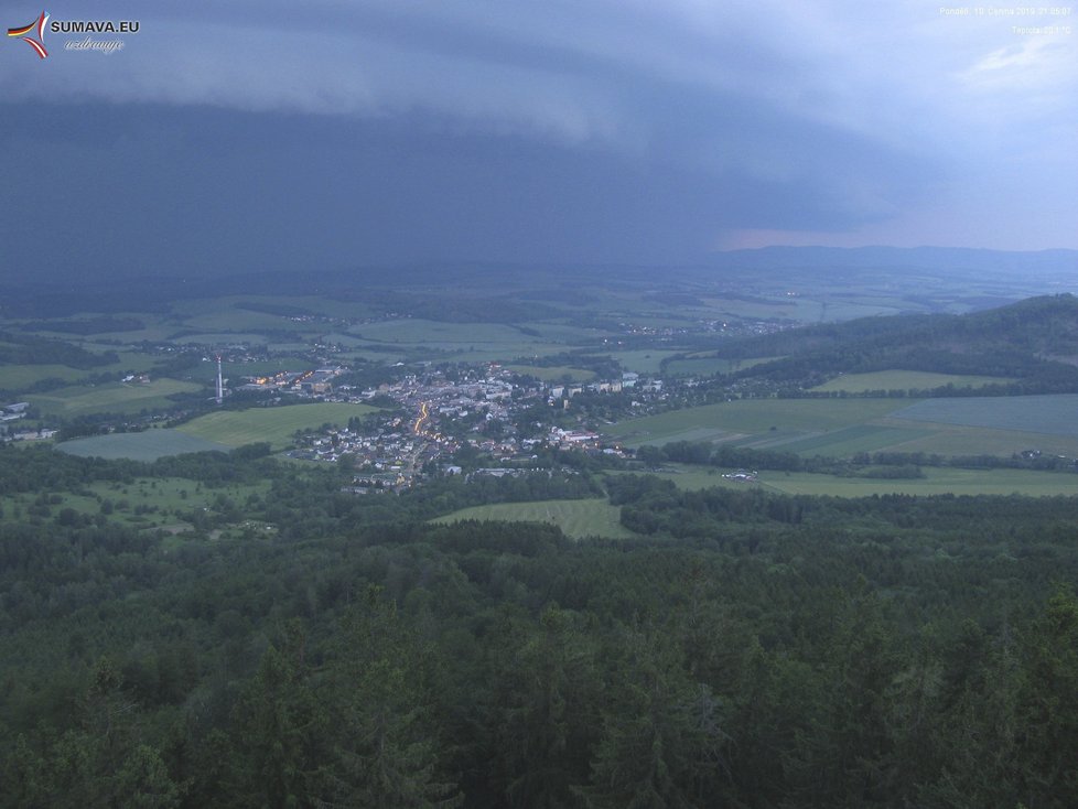 Na Domažlicku se podle informací, které zveřejnil ČHMÚ na facebooku, vyskytuje velice intenzivní bouřka, s nejvyšší pravděpodobností tzv. supercela. (10.6.2019)