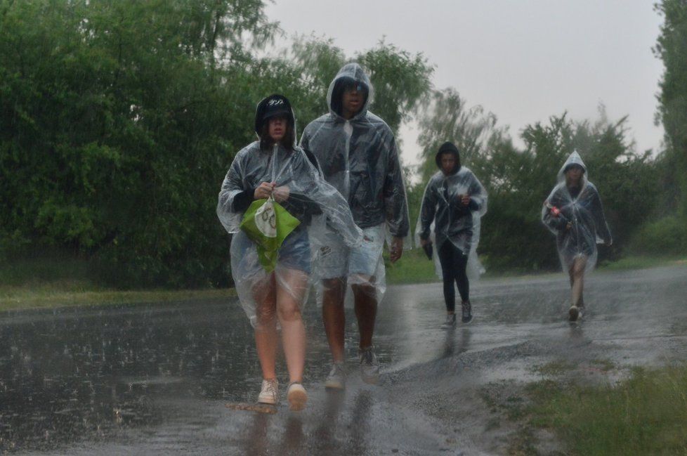 Na území Česka po tropických vedrech udeřily silné bouřky. V neděli budou i na Moravě (15. 6. 2019)