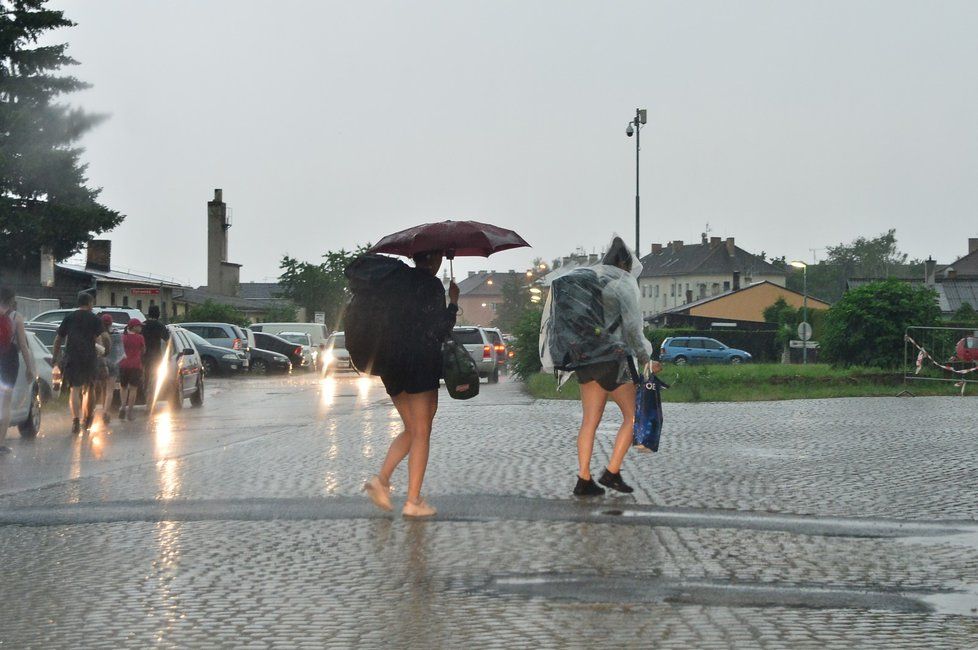 Na území Česka po tropických vedrech udeřily silné bouřky. (15. 6. 2019)