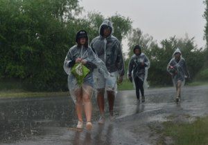V bouřce zasahovali záchranáři na Děčínsku, kde blesk uhodil do čtyř lidí (ilustrační foto)