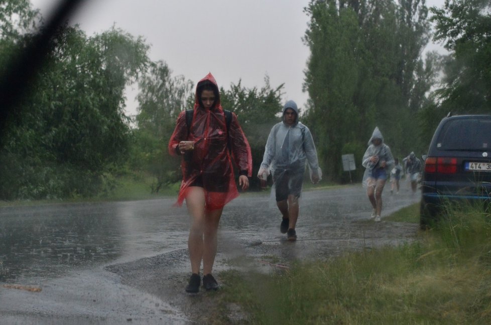 Na území Česka po tropických vedrech udeřily silné bouřky. (15. 6. 2019)