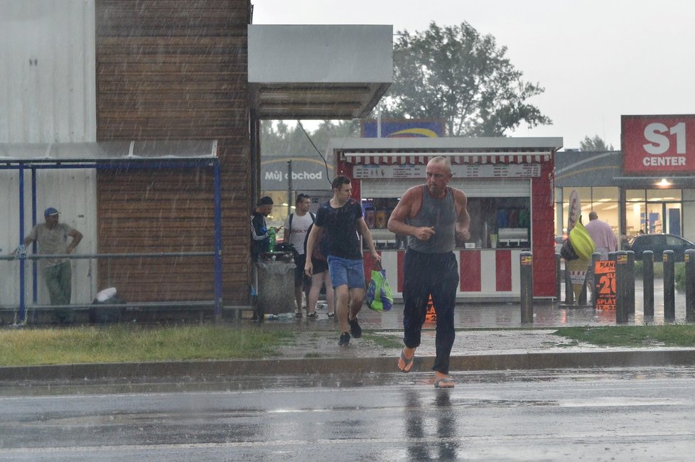 Na území Česka po tropických vedrech udeřily silné bouřky (15. 6. 2019).