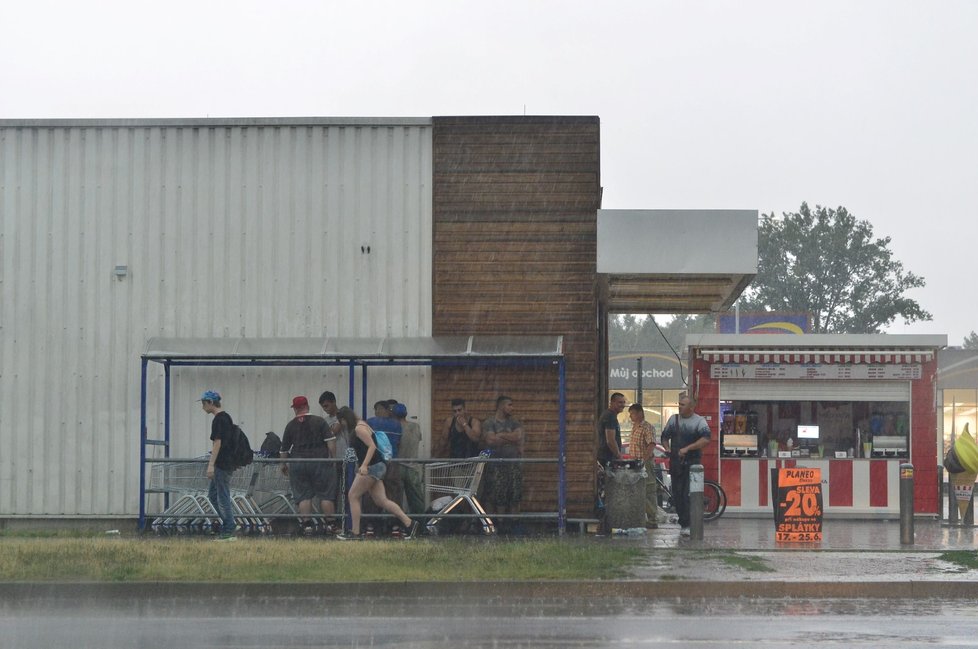 Na území Česka po tropických vedrech udeřily silné bouřky (15. 6. 2019)