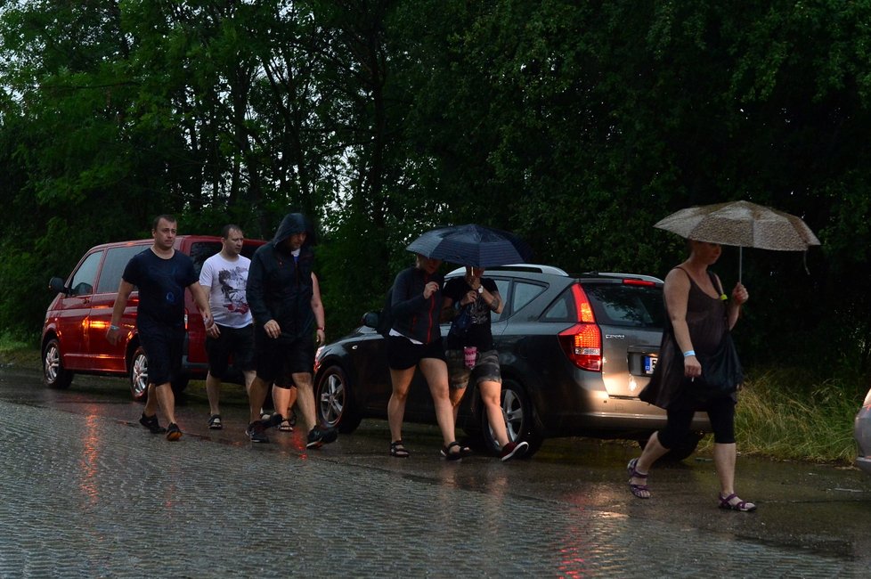 Na území Česka po tropických vedrech udeřily silné bouřky (15. 6. 2019).