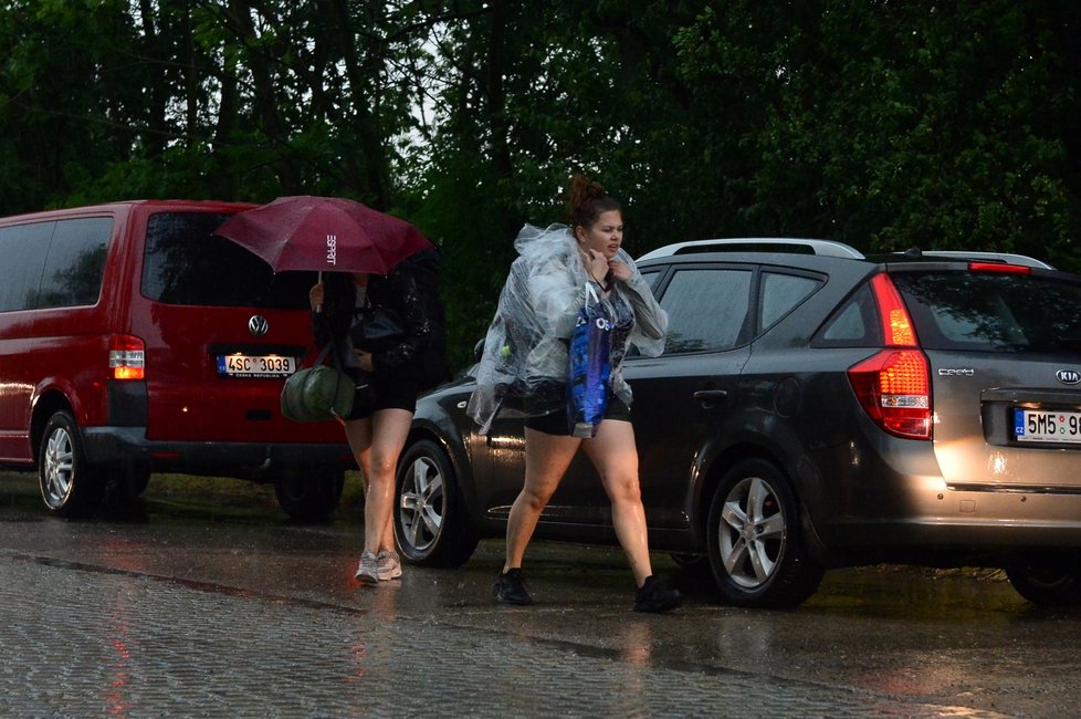 Na území Česka po tropických vedrech udeřily silné bouřky (15. 6. 2019)