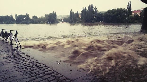 Po srážkách se zvedla i hladina řek: Třeba Botiče pod Železničním mostem v Praze