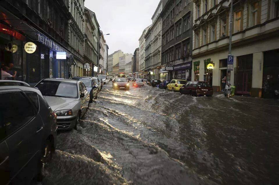 Prahou se přehnala bouřka s přívalovým deštěm, tahle ulice se změnila v řeku!