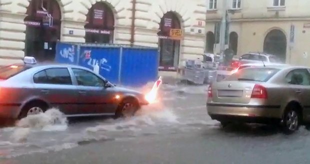 Tahle silnice v Praze se rázem změnila na říční koryto