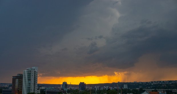 Bouřka v Praze (27.6.2022)