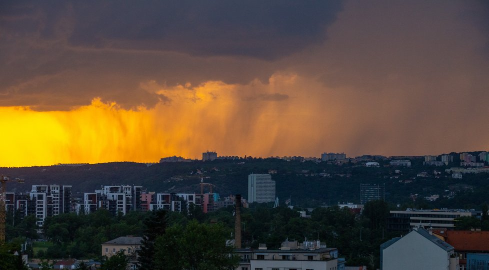 Bouřka v Praze (27. 6. 2022)