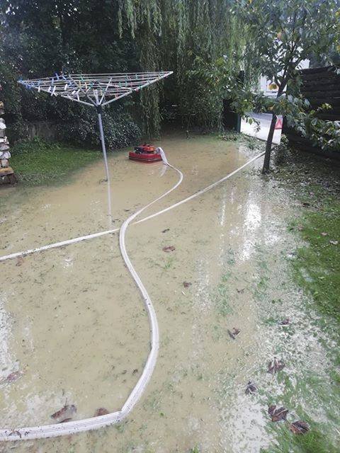 Ve Zlínském kraji u Vsetína se voda z polí navalila lidem do domů, zasahovat museli hasiči. (2. 9. 2019)