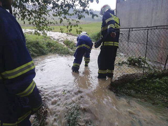Ve Zlínském kraji u Vsetína se voda z polí navalila lidem do domů, zasahovat museli hasiči. (2. 9. 2019)
