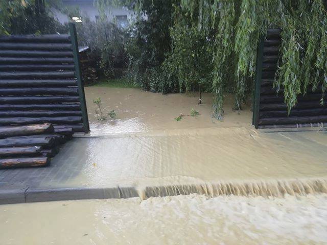 Ve Zlínském kraji u Vsetína se voda z polí navalila lidem do domů, zasahovat museli hasiči. (2. 9. 2019)