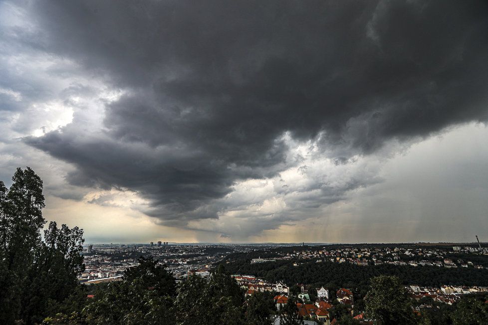 S teplým letním počasím přichází opět hrozba bouřek