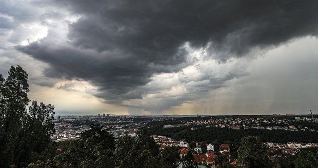 V sobotu večer a v noci na neděli mohou Čechy zasáhnout silné bouřky s nárazy větru až 70 kilometrů za hodinu a kroupami. (ilustrační foto)