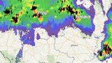 Silná bouřka s kroupami bičovala naráz Prahu, Brno i Pardubice. Sledujte radar