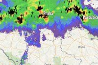 Silná bouřka s kroupami bičovala naráz Prahu, Brno i Pardubice. Sledujte radar
