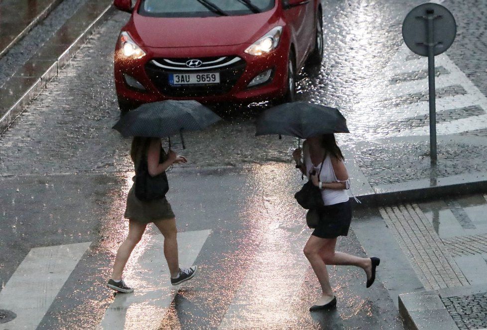 Silná bouřka se přehnala i nad Prahou. (6.6.2019)