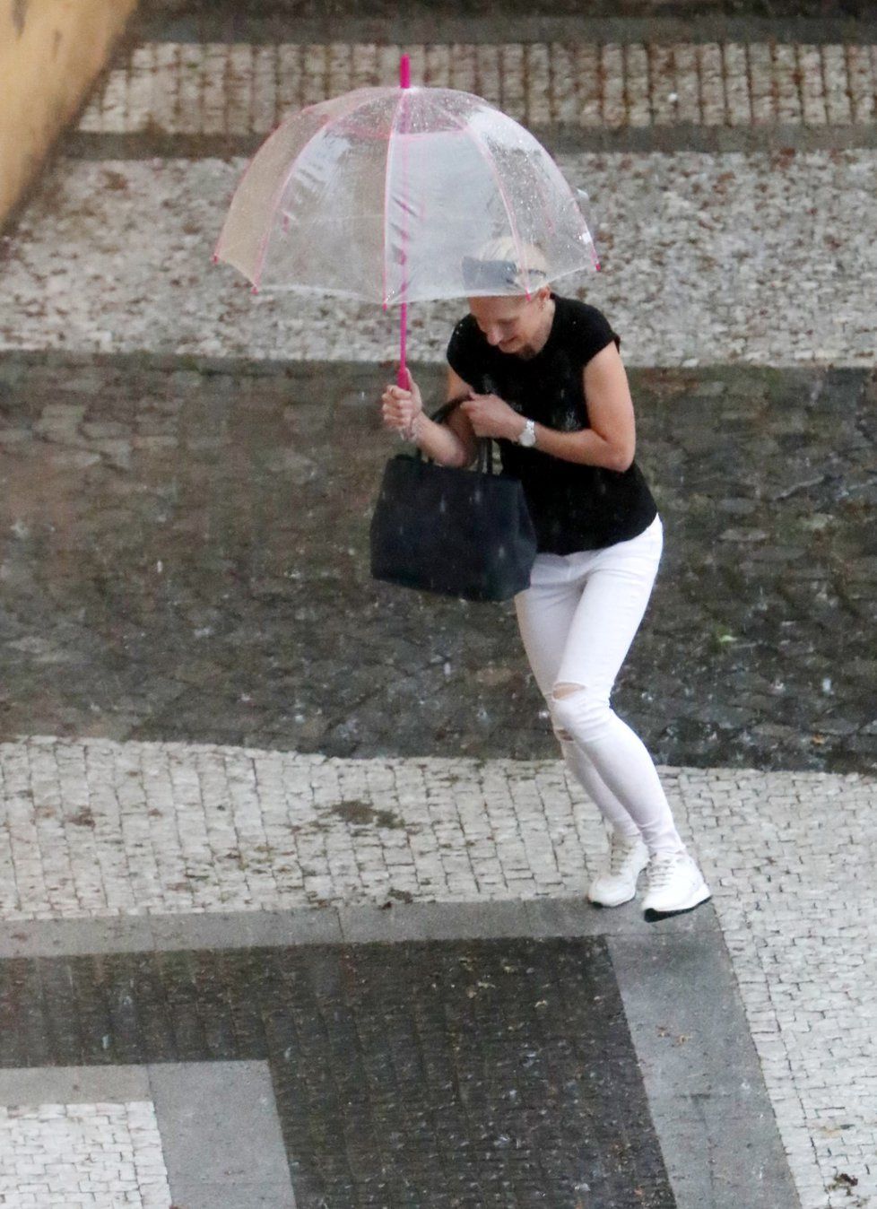 Silná bouřka se přehnala i nad Prahou. (6.6.2019)