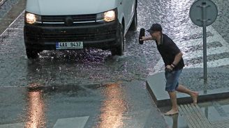 Bouře komplikuje dopravu v Praze, hasiči zasahují na 20 místech. V metropoli platí výstraha před přívalovými srážkami