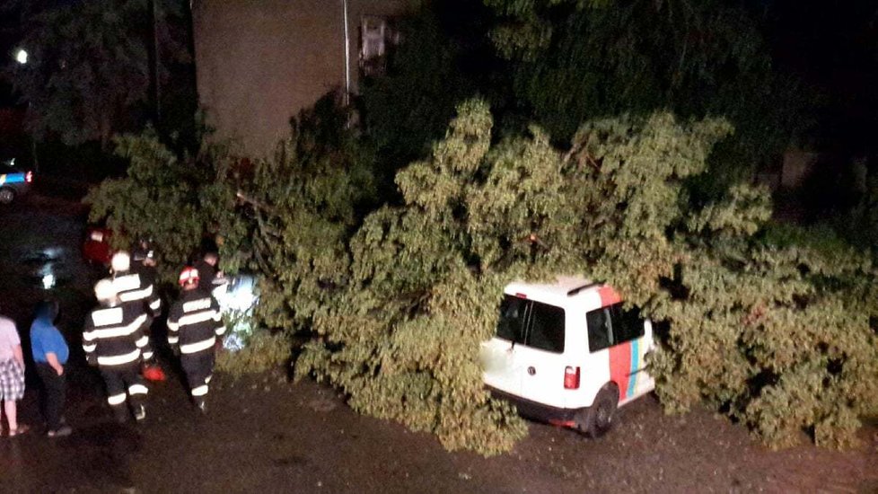 Jihomoravští hasiči zasahovali v souvislosti s noční bouřkou a silným větrem. (11. 7. 2020)