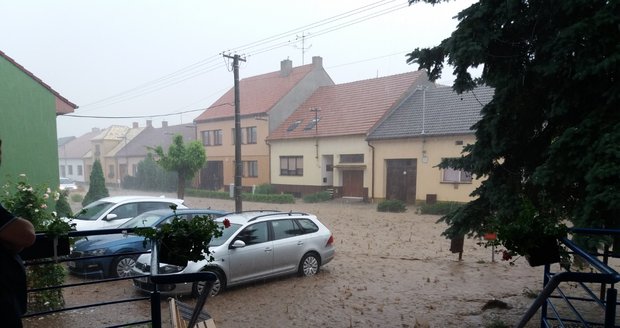 Dolní Bojanovice zpustošila silná bouřka.