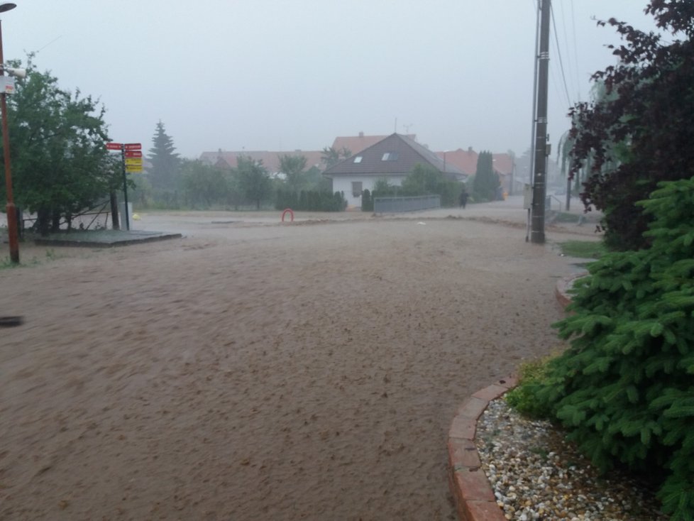 Dolní Bojanovice zpustošila silná bouřka.