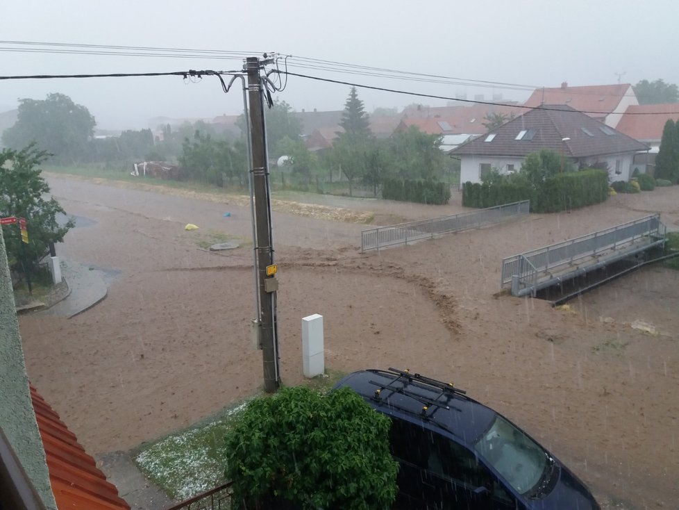 Dolní Bojanovice zpustošila silná bouřka.