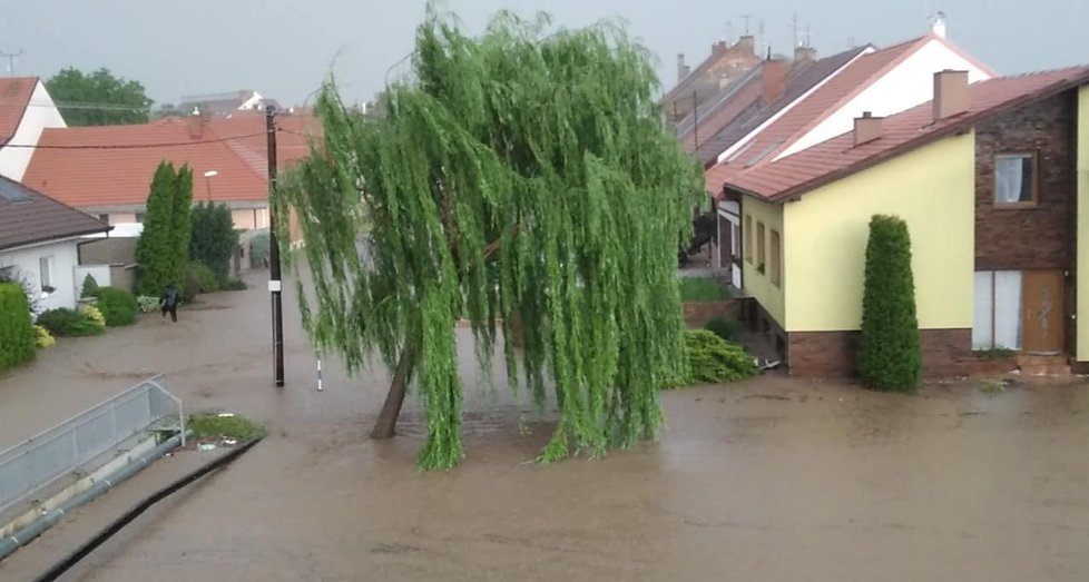 Dolní Bojanovice zpustošila silná bouřka.