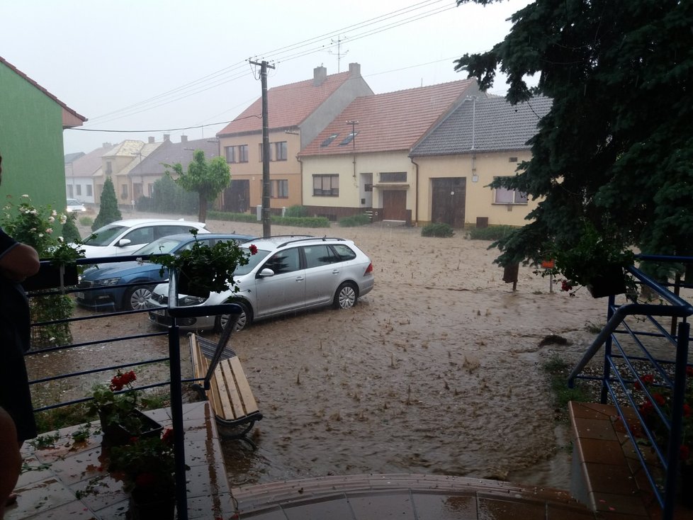 Dolní Bojanovice zpustošila silná bouřka.