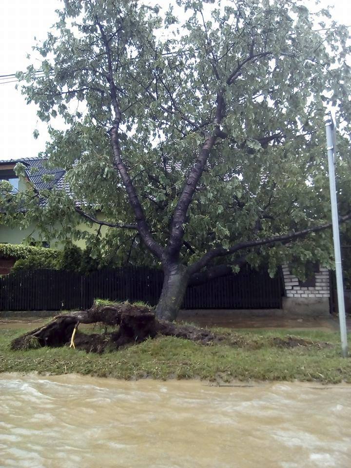 Bouřka za sebou ve Strážnici nechala pořádnou spoušť.