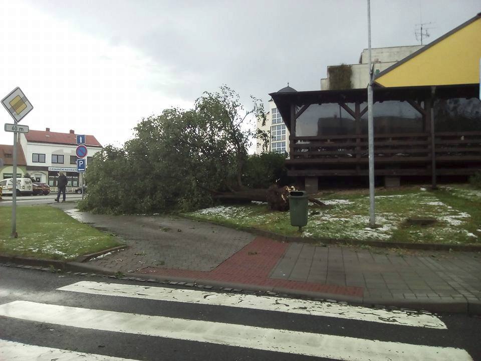 Bouřka za sebou ve Strážnici nechala pořádnou spoušť.